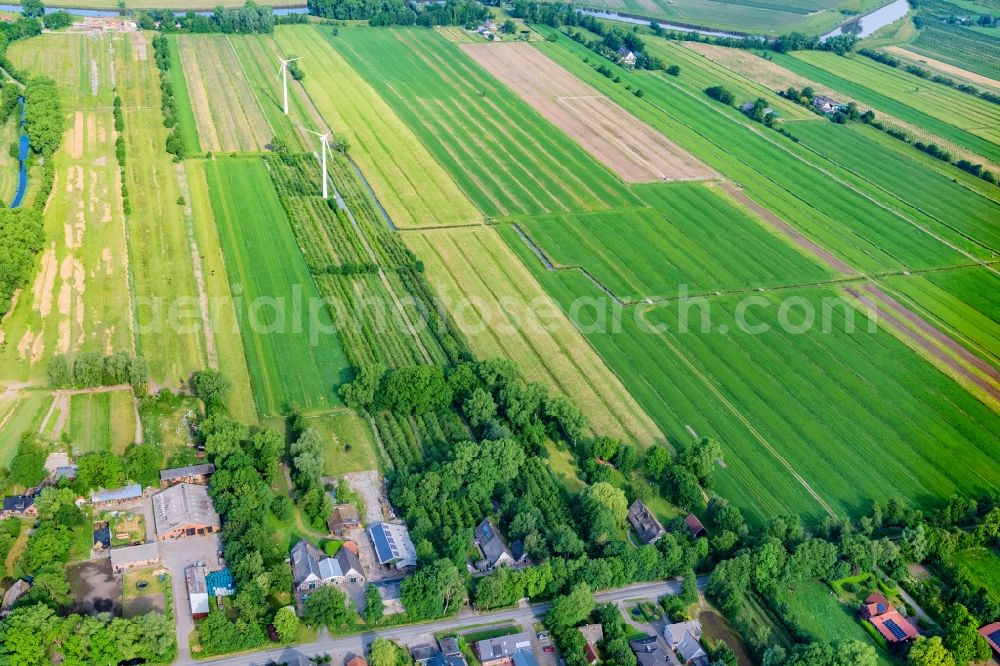 Aerial photograph Engelschoff - Agricultural land and field boundaries surround the settlement area of the village in Neuland in Engelschoff in the state Lower Saxony, Germany