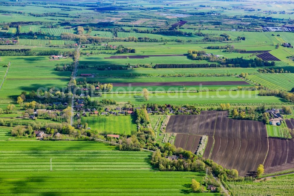 Engelschoff from the bird's eye view: Agricultural land and field boundaries surround the settlement area of the village in Neuland in Engelschoff in the state Lower Saxony, Germany