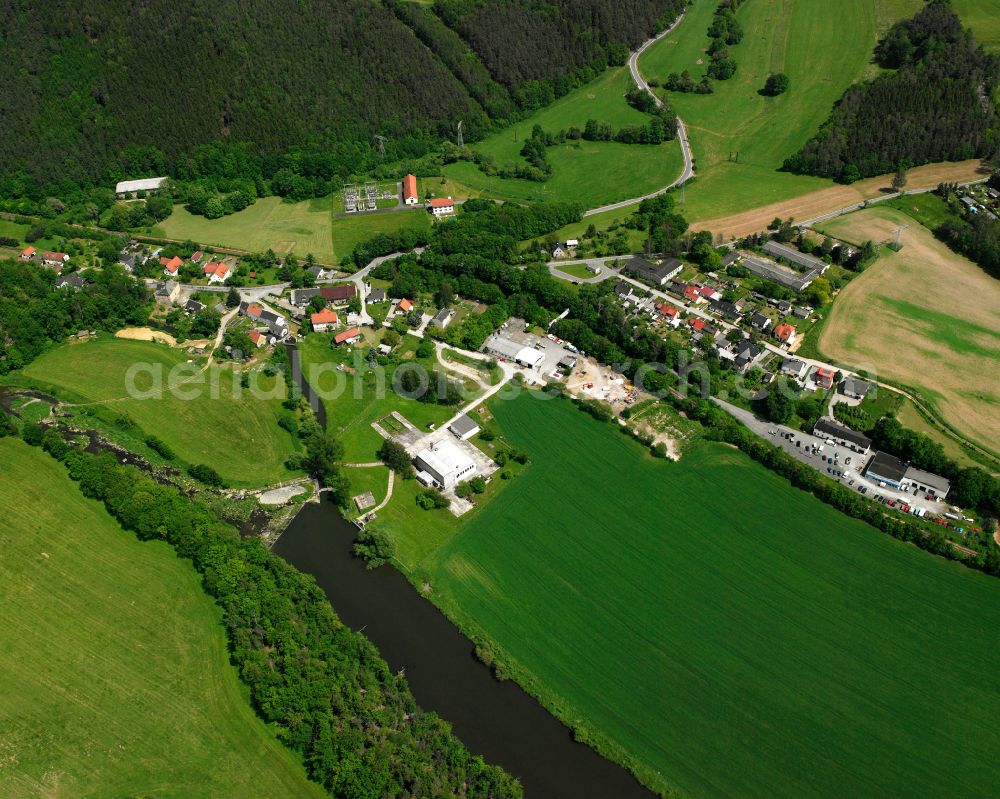 Aerial image Neumühle/Elster - Agricultural land and field boundaries surround the settlement area of the village in Neumühle/Elster in the state Thuringia, Germany