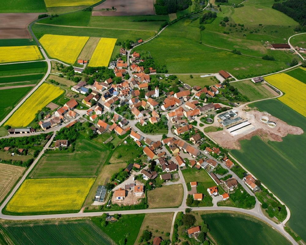 Neunkirchen b.Leutershausen from the bird's eye view: Agricultural land and field boundaries surround the settlement area of the village in Neunkirchen b.Leutershausen in the state Bavaria, Germany