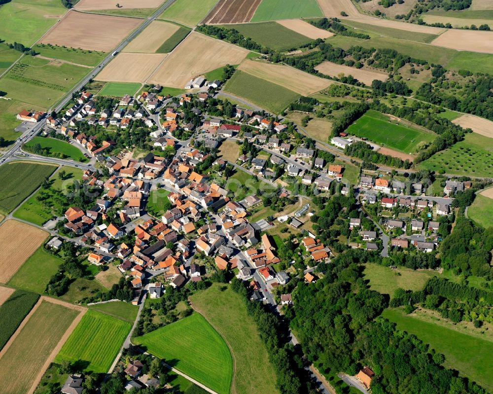 Aerial photograph Nieder-Kainsbach - Agricultural land and field boundaries surround the settlement area of the village in Nieder-Kainsbach in the state Hesse, Germany