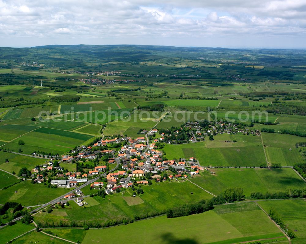 Aerial photograph Nieder-Moos - Agricultural land and field boundaries surround the settlement area of the village in Nieder-Moos in the state Hesse, Germany