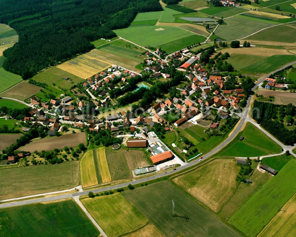 Aerial photograph Niederoberbach - Agricultural land and field boundaries surround the settlement area of the village in Niederoberbach in the state Bavaria, Germany