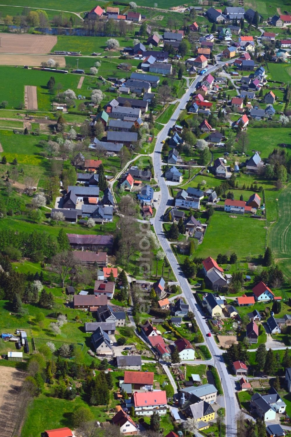 Aerial photograph Niederottendorf - Agricultural land and field boundaries surround the settlement area of the village along Bischofswerdaer Strasse in Niederottendorf in the state Saxony, Germany