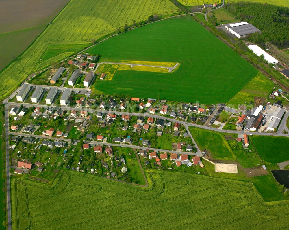 Aerial image Niederpöllnitz - Agricultural land and field boundaries surround the settlement area of the village in Niederpöllnitz in the state Thuringia, Germany