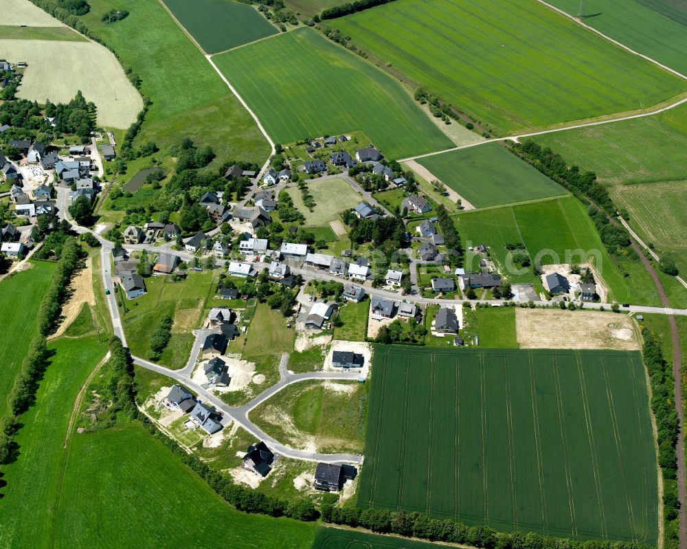 Aerial photograph Niedersohren - Agricultural land and field boundaries surround the settlement area of the village in Niedersohren in the state Rhineland-Palatinate, Germany