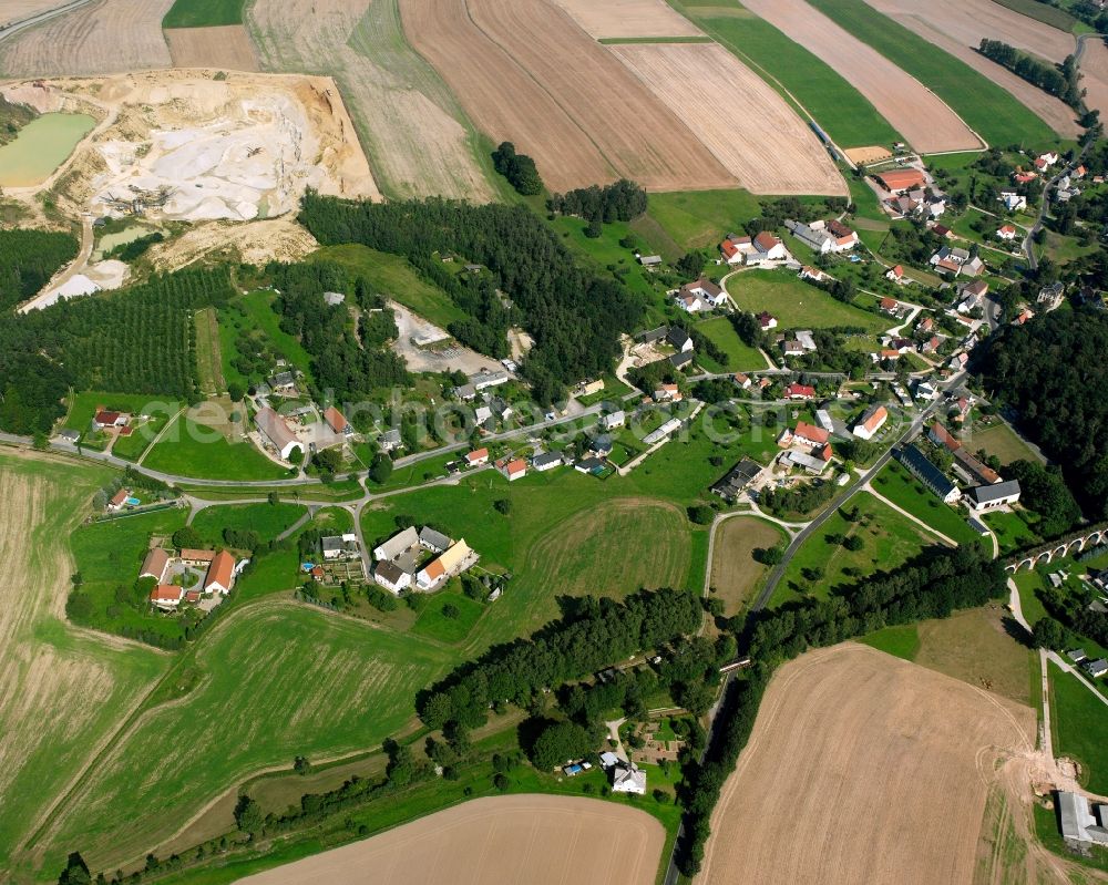 Aerial photograph Niedersteinbach - Agricultural land and field boundaries surround the settlement area of the village in Niedersteinbach in the state Saxony, Germany