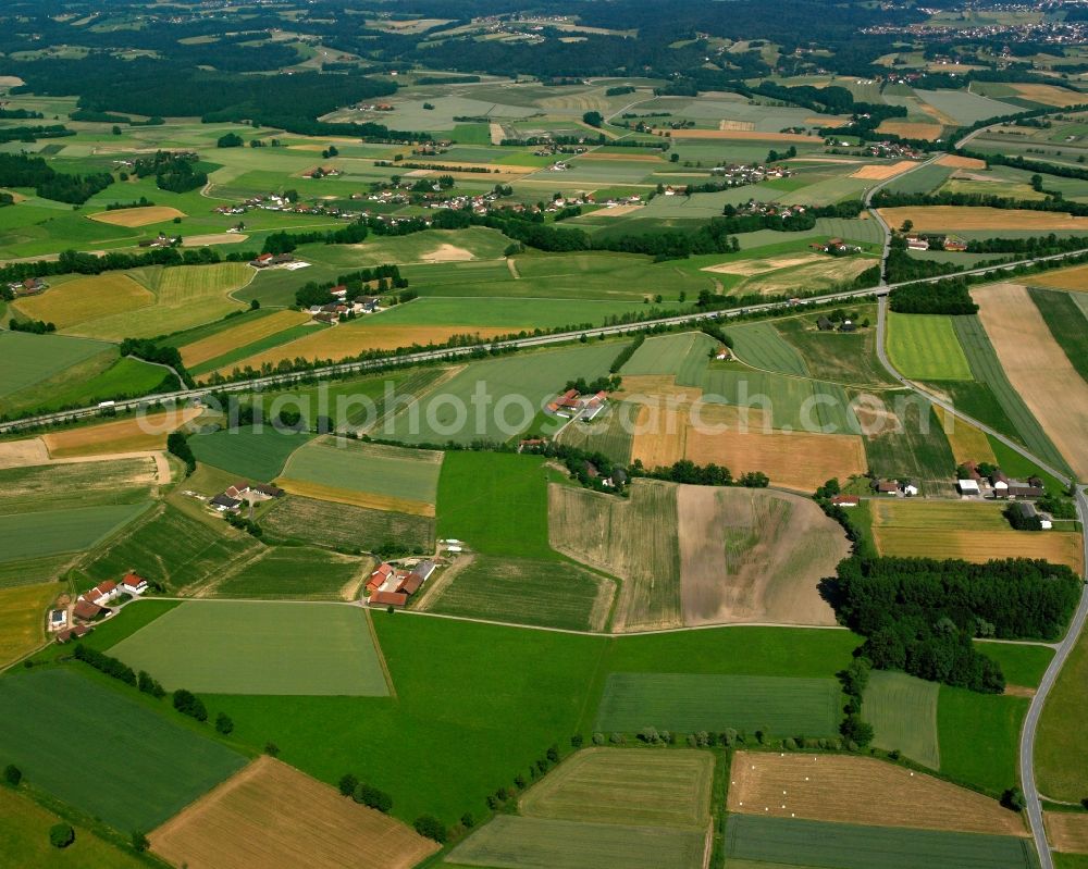 Aerial photograph Niederwinkling - Agricultural land and field boundaries surround the settlement area of the village in Niederwinkling in the state Bavaria, Germany