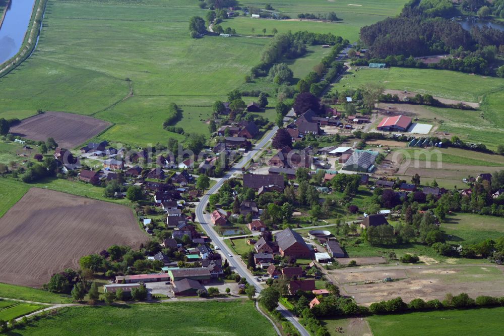 Aerial photograph Niendorf - Agricultural land and field boundaries surround the settlement area of the village in Niendorf in the state Schleswig-Holstein, Germany