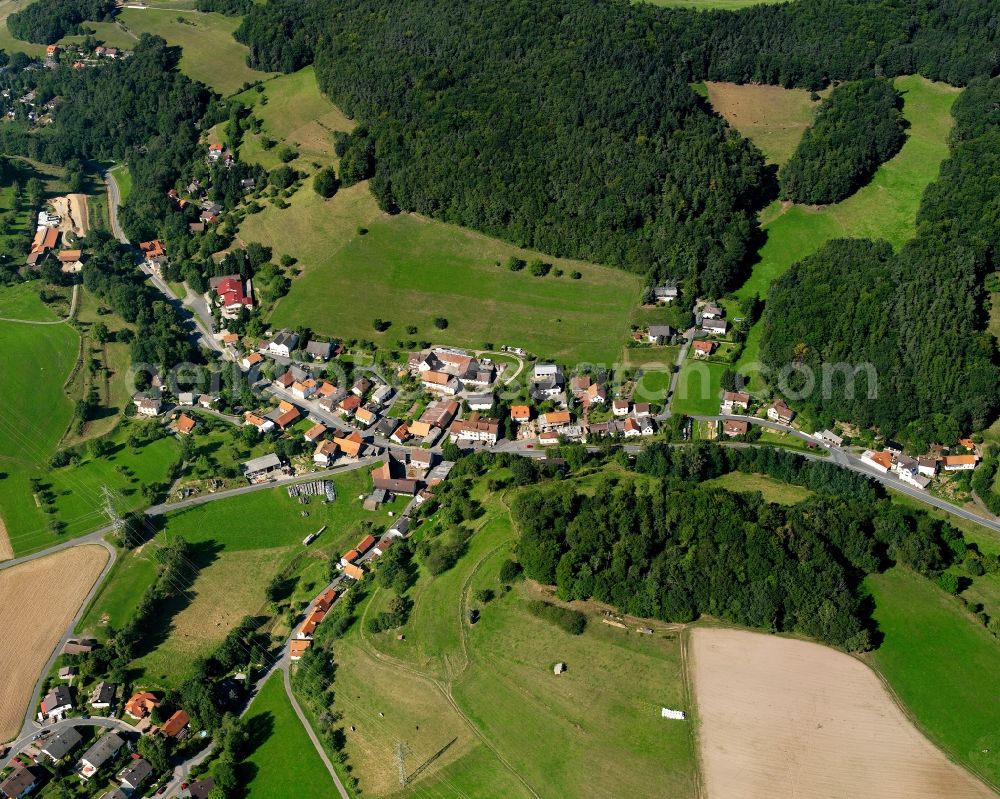 Aerial photograph Ober-Kainsbach - Agricultural land and field boundaries surround the settlement area of the village in Ober-Kainsbach in the state Hesse, Germany