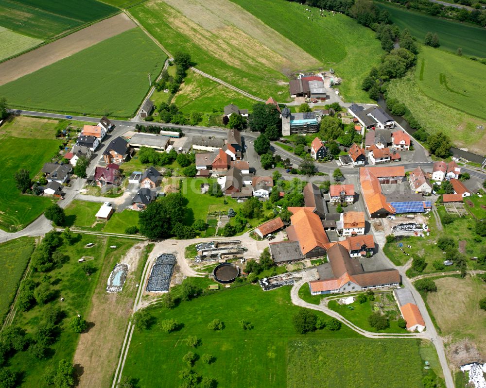 Aerial photograph Ober-Ofleiden - Agricultural land and field boundaries surround the settlement area of the village in Ober-Ofleiden in the state Hesse, Germany