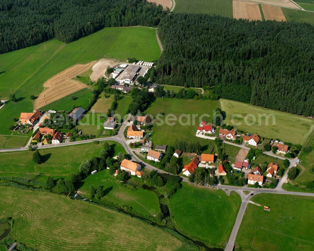 Aerial photograph Oberkemmathen - Agricultural land and field boundaries surround the settlement area of the village in Oberkemmathen in the state Bavaria, Germany