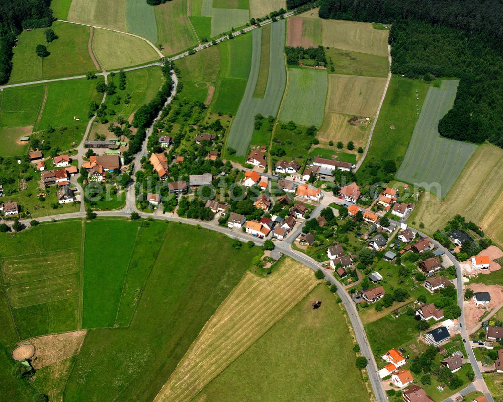 Oberlengenhardt from the bird's eye view: Agricultural land and field boundaries surround the settlement area of the village in Oberlengenhardt in the state Baden-Wuerttemberg, Germany