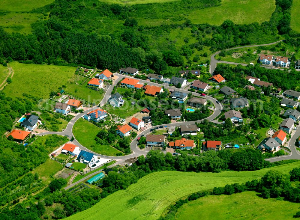 Aerial photograph Obermoschel - Agricultural land and field boundaries surround the settlement area of the village in Obermoschel in the state Rhineland-Palatinate, Germany