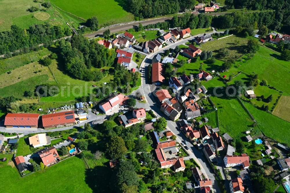 Oberndorf from the bird's eye view: Agricultural land and field boundaries surround the settlement area of the village in Oberndorf in the state Thuringia, Germany