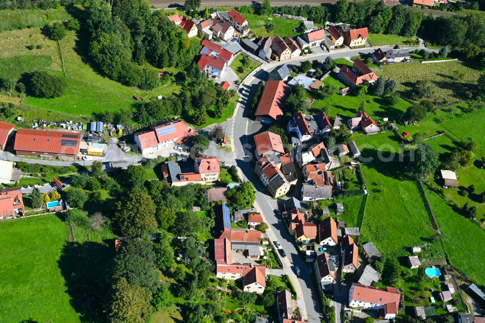 Aerial image Oberndorf - Agricultural land and field boundaries surround the settlement area of the village in Oberndorf in the state Thuringia, Germany