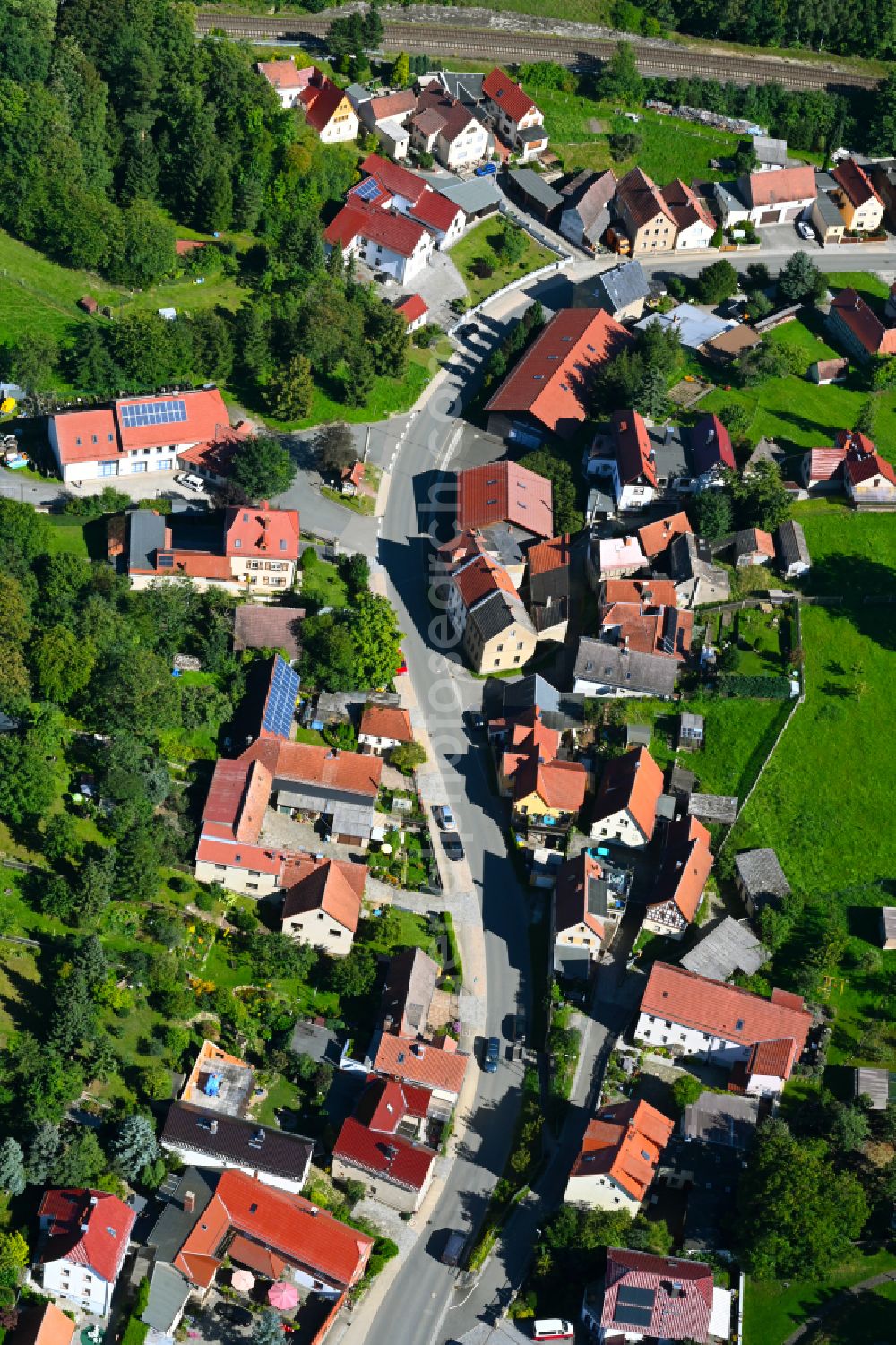 Oberndorf from the bird's eye view: Agricultural land and field boundaries surround the settlement area of the village in Oberndorf in the state Thuringia, Germany