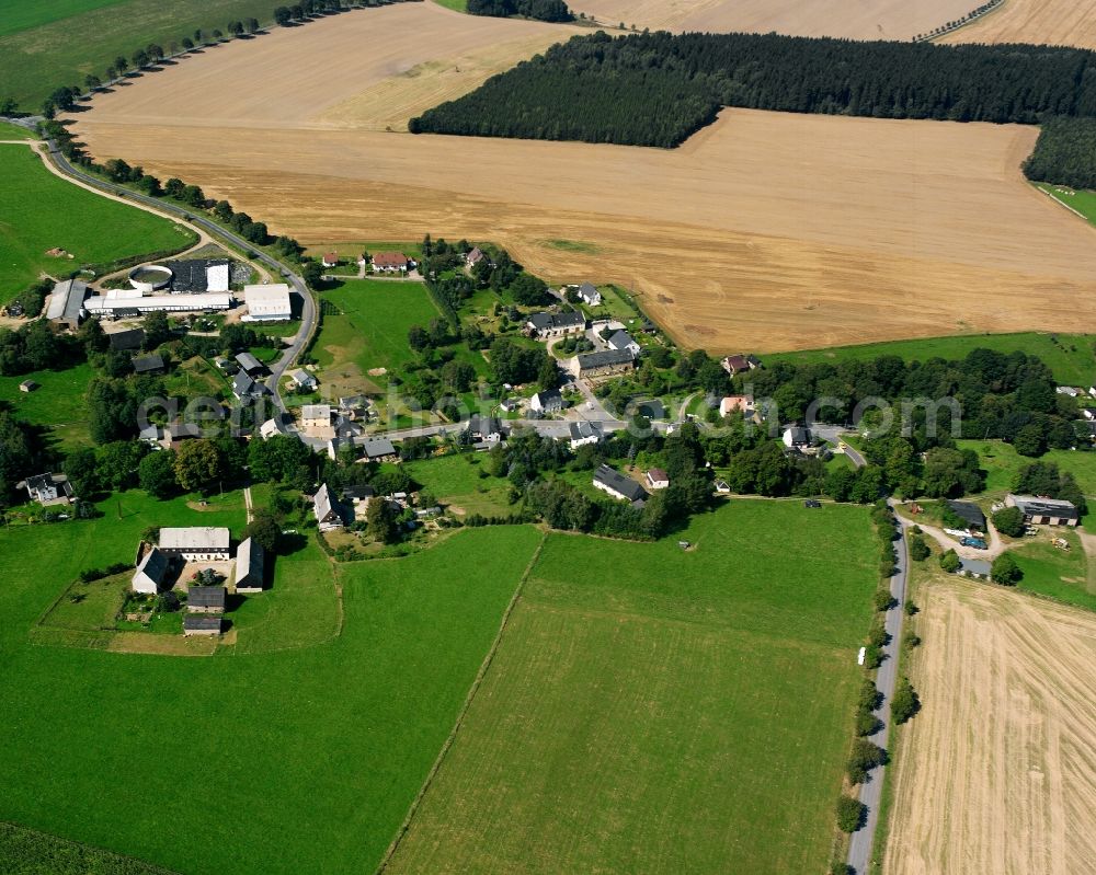 Aerial photograph Oberreichenbach - Agricultural land and field boundaries surround the settlement area of the village in Oberreichenbach in the state Saxony, Germany