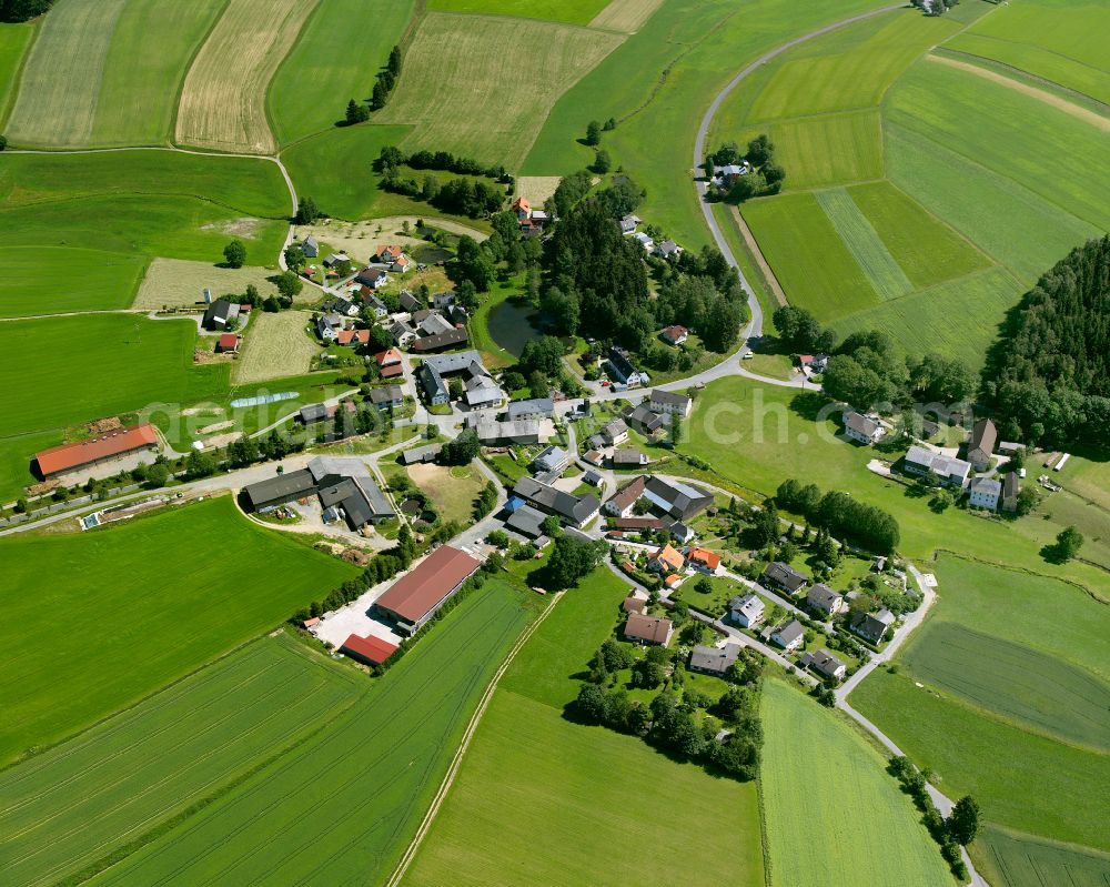 Oelschnitz from the bird's eye view: Agricultural land and field boundaries surround the settlement area of the village in Oelschnitz in the state Bavaria, Germany