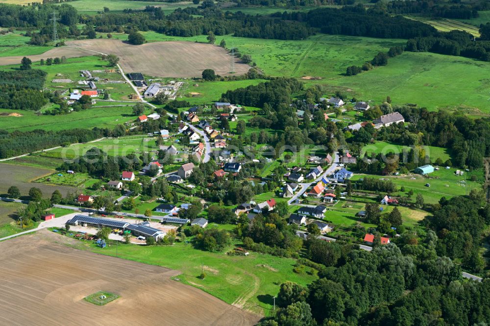 Aerial photograph Groß Teetzleben - Agricultural land and field boundaries surround the settlement area of the village in the district Klein Teetzleben in Gross Teetzleben in the state Mecklenburg - Western Pomerania, Germany