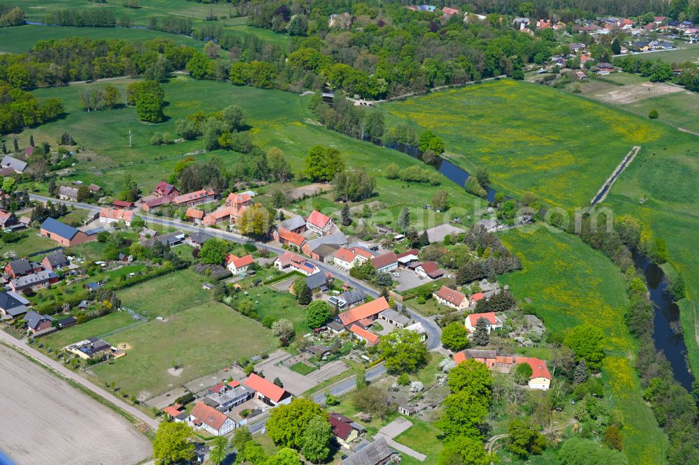 Aerial photograph Osterburg (Altmark) - Agricultural land and field boundaries surround the settlement area of the village in Osterburg (Altmark) in the state Saxony-Anhalt, Germany