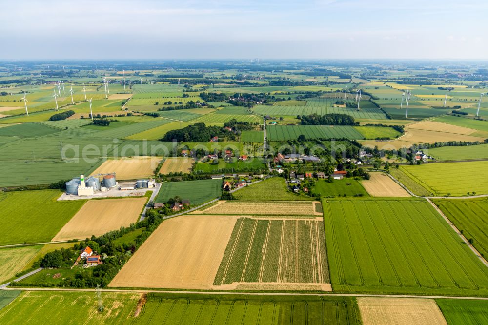 Aerial image Ostönnen - Agricultural land and field boundaries surround the settlement area of the village in Ostönnen at Ruhrgebiet in the state North Rhine-Westphalia, Germany