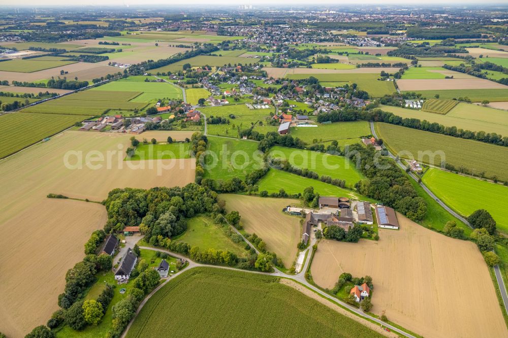 Aerial photograph Osttünnen - Agricultural land and field boundaries surround the settlement area of the village in Osttünnen in the state North Rhine-Westphalia, Germany