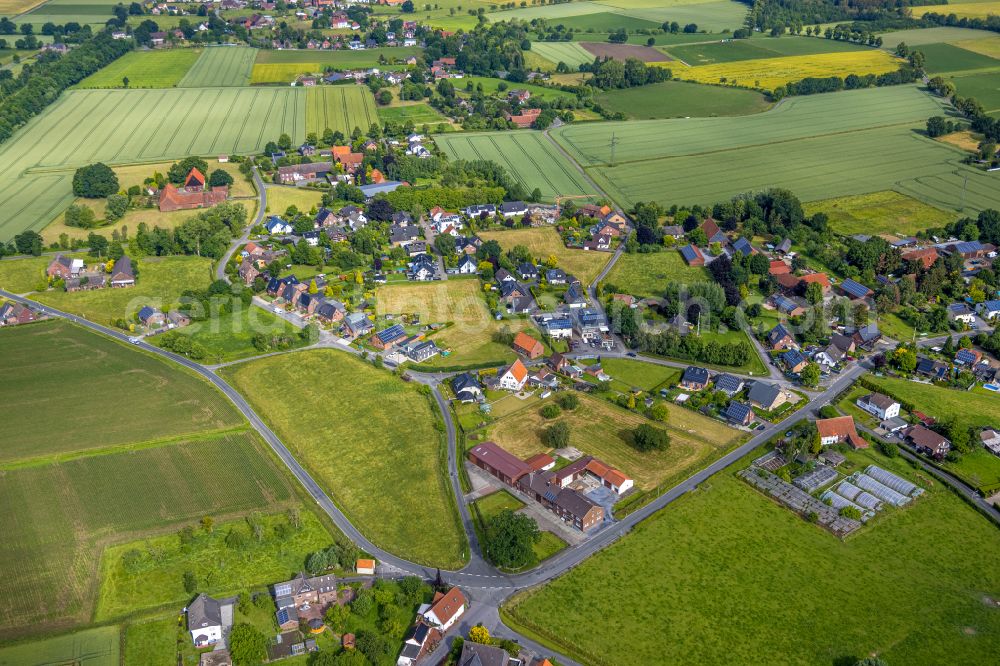 Aerial image Osttünnen - Agricultural land and field boundaries surround the settlement area of the village in Osttünnen in the state North Rhine-Westphalia, Germany