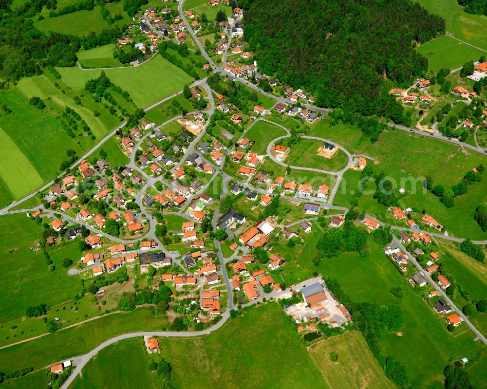 Aerial photograph Palmberg - Agricultural land and field boundaries surround the settlement area of the village in Palmberg in the state Bavaria, Germany