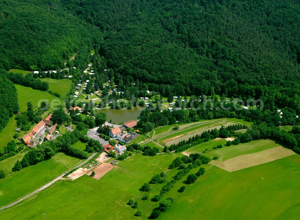 Aerial photograph Pfrimmerhof - Agricultural land and field boundaries surround the settlement area of the village in Pfrimmerhof in the state Rhineland-Palatinate, Germany