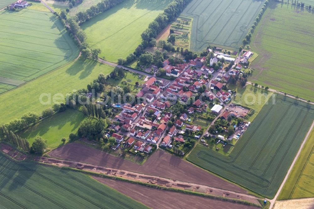 Pfullendorf from the bird's eye view: Agricultural land and field boundaries surround the settlement area of the village in Pfullendorf in the state Thuringia, Germany