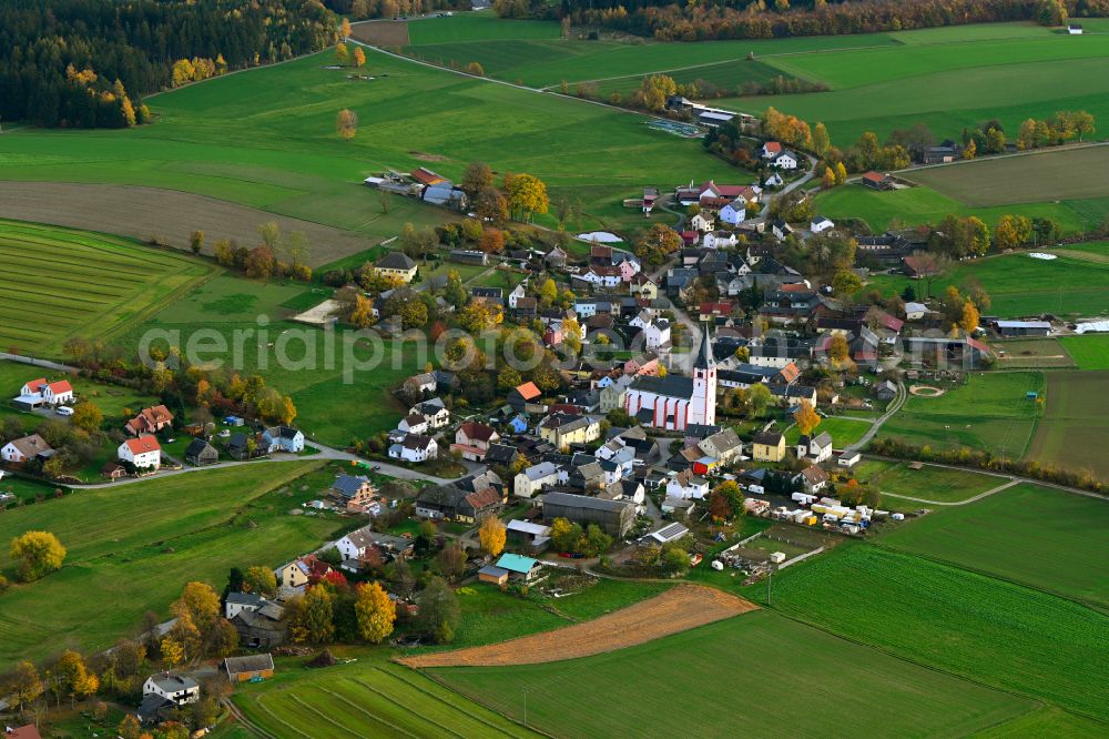 Pilgramsreuth from above - Agricultural land and field boundaries surround the settlement area of the village in Pilgramsreuth in the state Bavaria, Germany