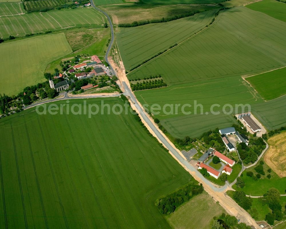 Aerial photograph Piskowitz - Agricultural land and field boundaries surround the settlement area of the village in Piskowitz in the state Saxony, Germany