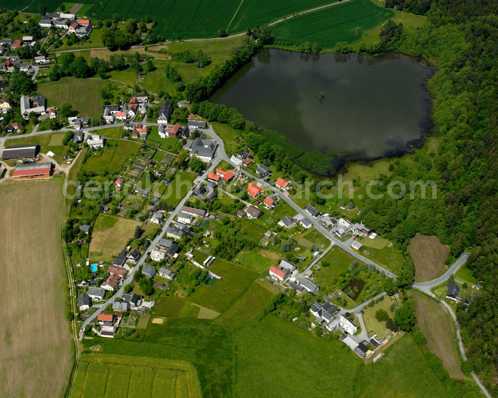 Aerial image Pöllwitz - Agricultural land and field boundaries surround the settlement area of the village in Pöllwitz in the state Thuringia, Germany