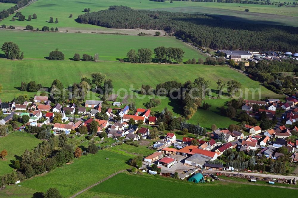 Aerial photograph Polzen - Agricultural land and field boundaries surround the settlement area of the village in Polzen in the state Brandenburg, Germany