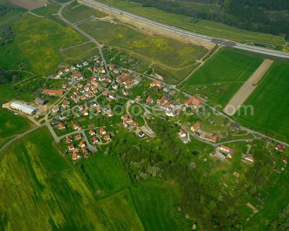 Aerial image Pörsdorf - Agricultural land and field boundaries surround the settlement area of the village in Pörsdorf in the state Thuringia, Germany