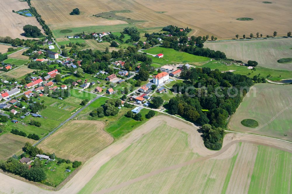 Aerial photograph Quadenschönfeld - Agricultural land and field boundaries surround the settlement area of the village in Quadenschoenfeld in the state Mecklenburg - Western Pomerania, Germany