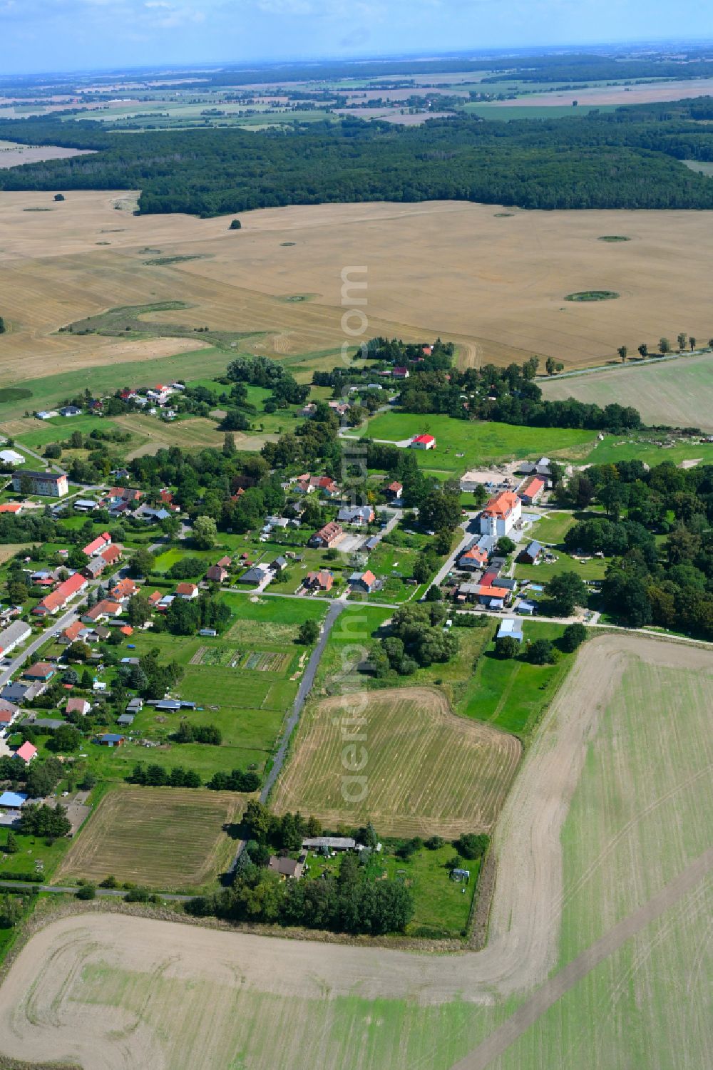 Quadenschönfeld from the bird's eye view: Agricultural land and field boundaries surround the settlement area of the village in Quadenschoenfeld in the state Mecklenburg - Western Pomerania, Germany