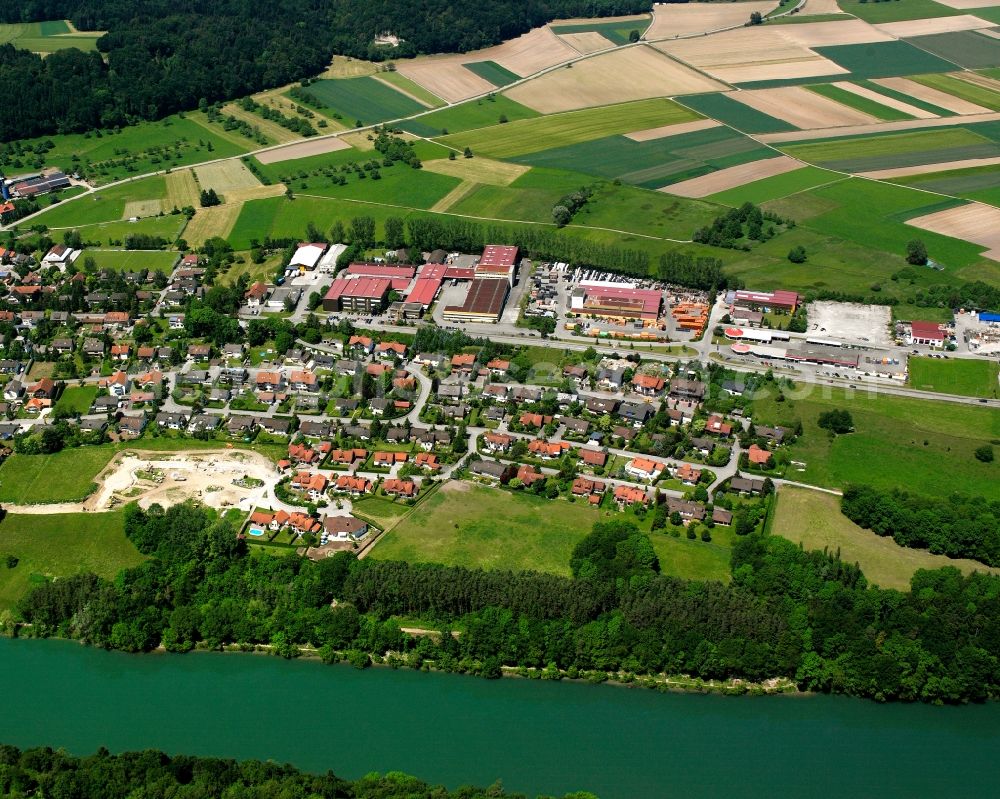 Aerial photograph Raat bei Windlach - Agricultural land and field boundaries surround the settlement area of the village in Raat bei Windlach in the state Baden-Wuerttemberg, Germany