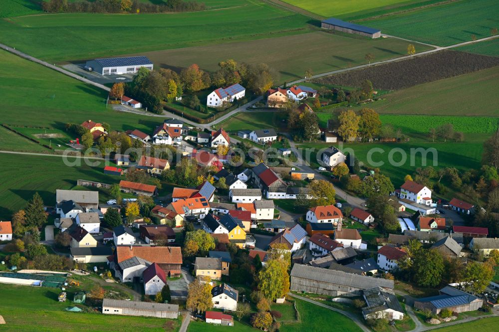 Aerial photograph Ramlesreuth - Agricultural land and field boundaries surround the settlement area of the village in Ramlesreuth in the state Bavaria, Germany