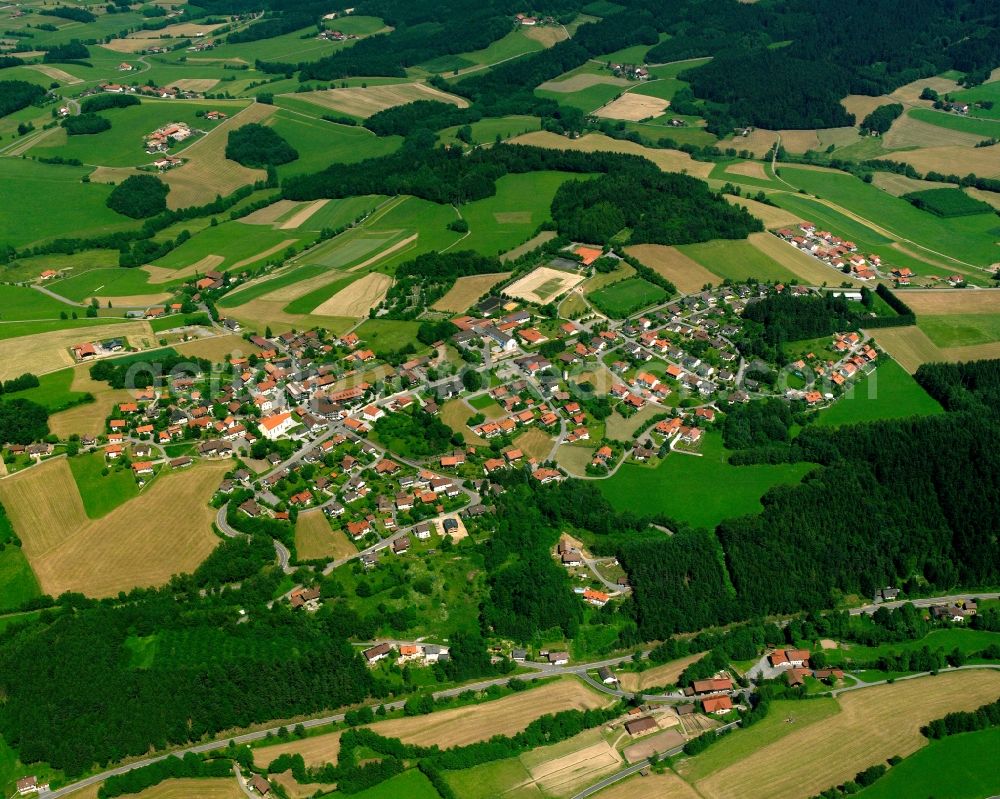 Rattenberg from the bird's eye view: Agricultural land and field boundaries surround the settlement area of the village in Rattenberg in the state Bavaria, Germany