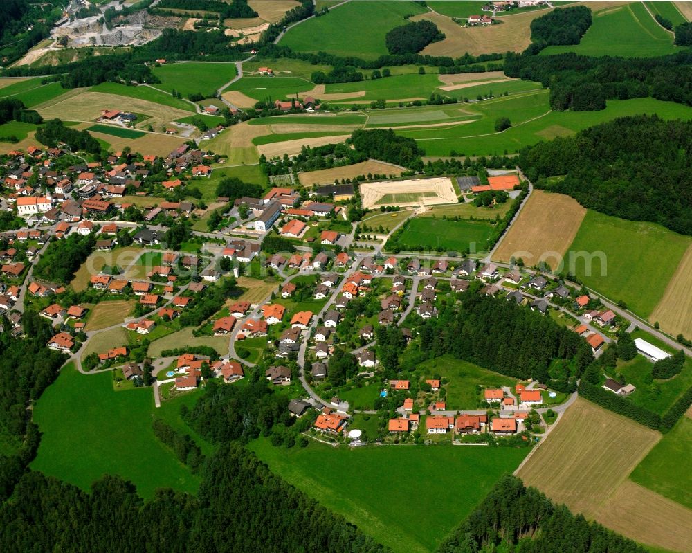 Aerial image Rattenberg - Agricultural land and field boundaries surround the settlement area of the village in Rattenberg in the state Bavaria, Germany