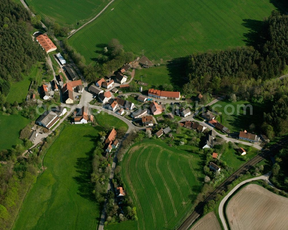 Aerial photograph Ratzenwinden - Agricultural land and field boundaries surround the settlement area of the village in Ratzenwinden in the state Bavaria, Germany