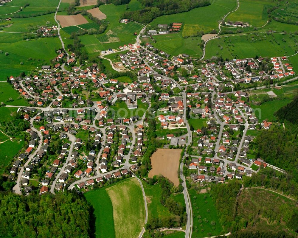 Aerial photograph Reichenbach - Agricultural land and field boundaries surround the settlement area of the village in Reichenbach in the state Baden-Wuerttemberg, Germany