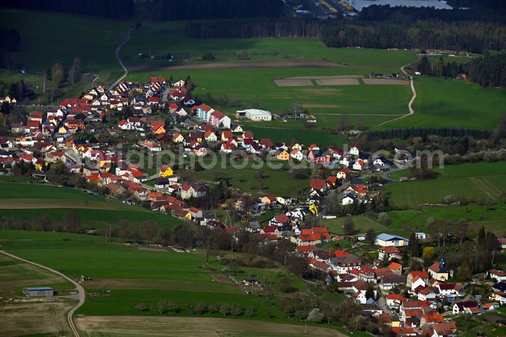 Aerial photograph Reichenbach - Agricultural land and field boundaries surround the settlement area of the village in Reichenbach in the state Thuringia, Germany