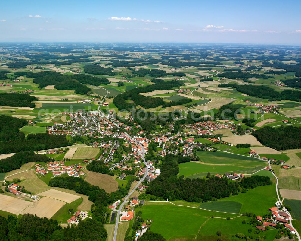 Aerial photograph Reischach - Agricultural land and field boundaries surround the settlement area of the village in Reischach in the state Bavaria, Germany