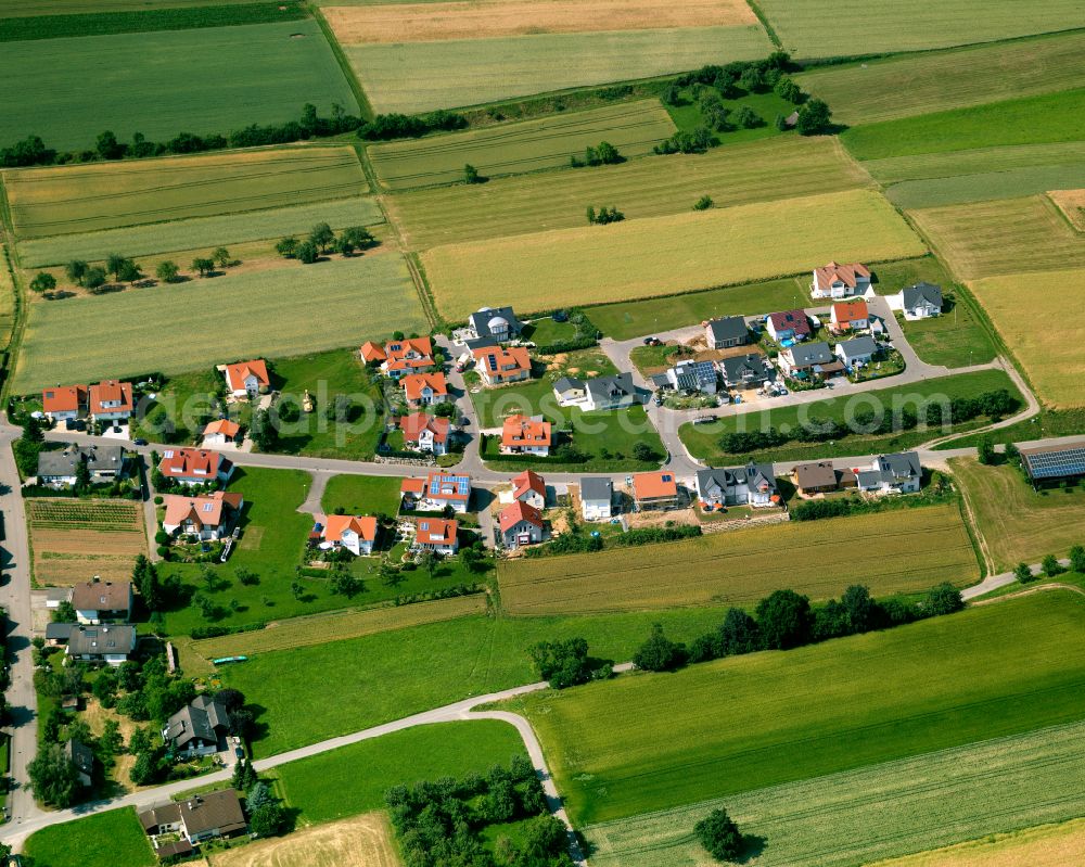 Remmingsheim from the bird's eye view: Agricultural land and field boundaries surround the settlement area of the village in Remmingsheim in the state Baden-Wuerttemberg, Germany