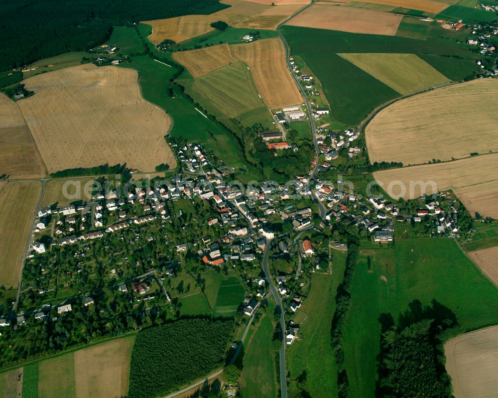 Aerial image Reudnitz - Agricultural land and field boundaries surround the settlement area of the village in Reudnitz in the state Thuringia, Germany