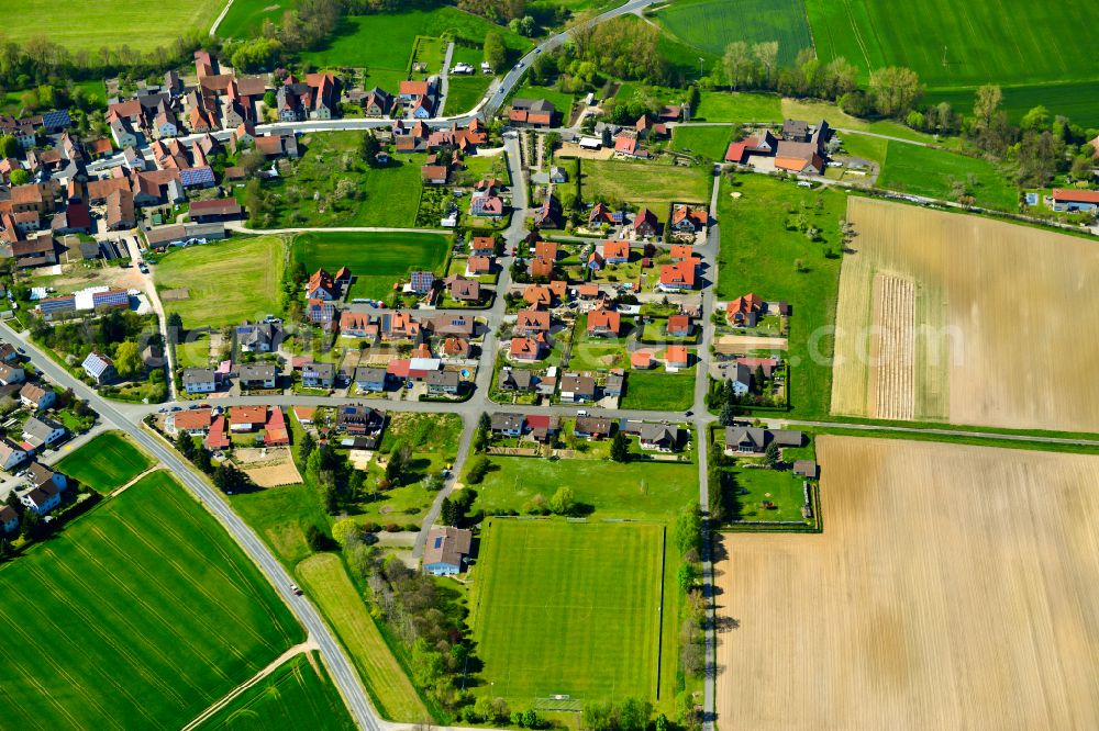 Aerial photograph Reupelsdorf - Agricultural land and field boundaries surround the settlement area of the village in Reupelsdorf in the state Bavaria, Germany