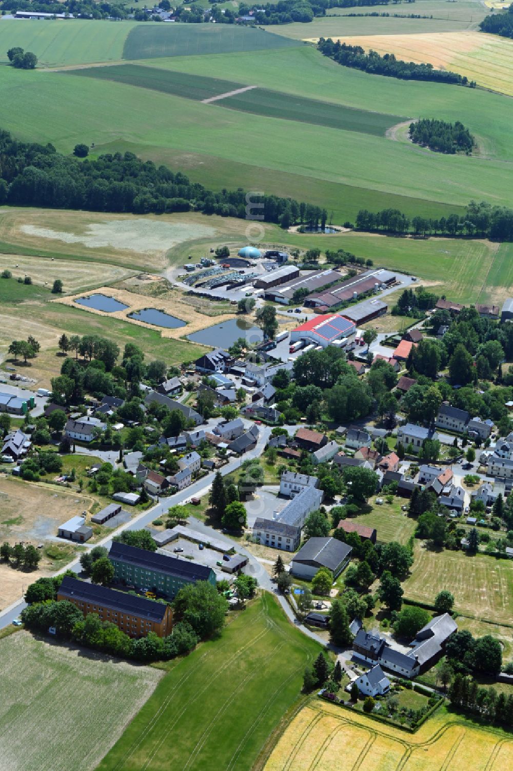 Aerial photograph Reuth - Agricultural land and field boundaries surround the settlement area of the village in Reuth in the state Saxony, Germany